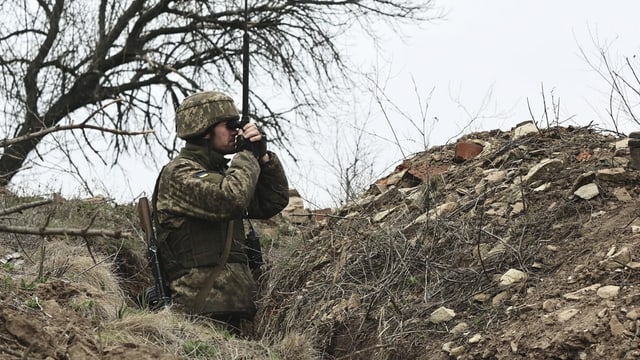 Ein ukainischer Soldat an der Grenzlinie zu den pro-russischen Rebellengebieten in der Nähe von Donesk am 12. April 2021. Ein ukainischer Soldat an der Grenzlinie zu den pro-russischen Rebellengebieten in der Nähe von Donesk am 12. April 2021.