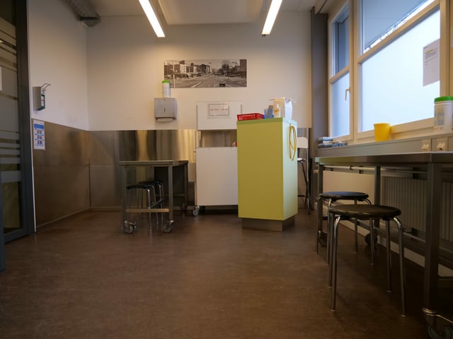 leerer Raum mit Hockern und Desinfektionsmittel leerer Raum mit Hockern und Desinfektionsmittel