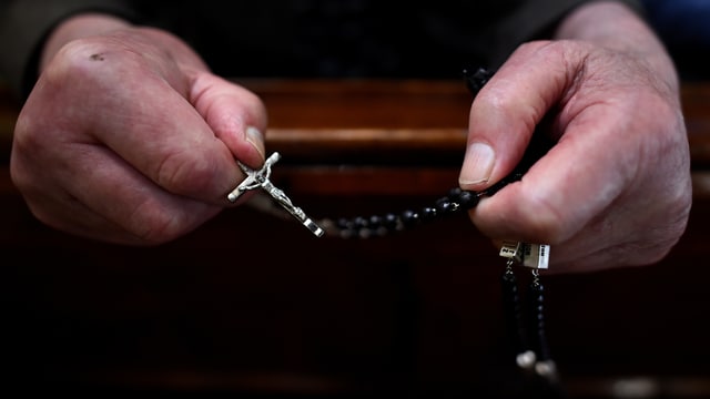 Priester mit Kruzifix Priester mit Kruzifix