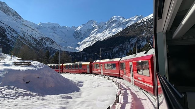 Berninabahn in der Montebello-Kurve vor dem wolkenlosen Bernina-Massiv. Berninabahn in der Montebello-Kurve vor dem wolkenlosen Bernina-Massiv.
