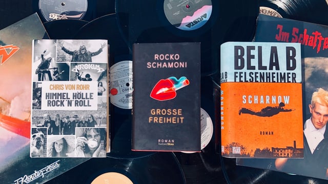 «Himmel Hölle Rock ‘n’ Roll» von Chris von Rohr, «Scharnow» von Bela B Felsenheimer und «Grosse Freiheit» von Rocko Schamoni liegen auf Vinyl-Schallplatten. «Himmel Hölle Rock ‘n’ Roll» von Chris von Rohr, «Scharnow» von Bela B Felsenheimer und «Grosse Freiheit» von Rocko Schamoni liegen auf Vinyl-Schallplatten.