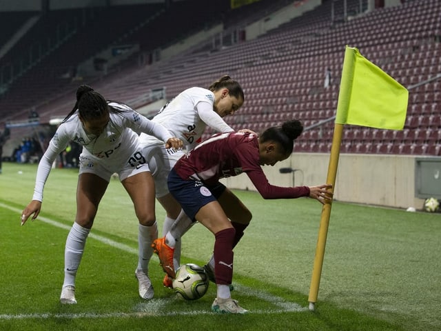 Spielszene an der Eckfahne im Frauen-Match Servette - FCZ.