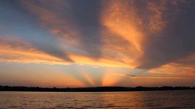 Im Juli 2015 konnte mancher warme Abend genossen werden, so am 17. Juli am Zugersee. Im Juli 2015 konnte mancher warme Abend genossen werden, so am 17. Juli am Zugersee.
