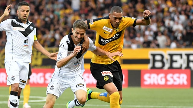 Guillaume Hoarau von den Young Boys im Zweikampf gegen Luganos Fulvio Sulmoni. Guillaume Hoarau von den Young Boys im Zweikampf gegen Luganos Fulvio Sulmoni.