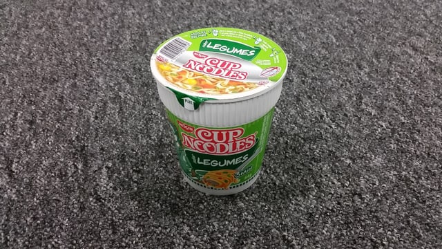 Eine Tasse Nudelsuppe. Eine Tasse Nudelsuppe.