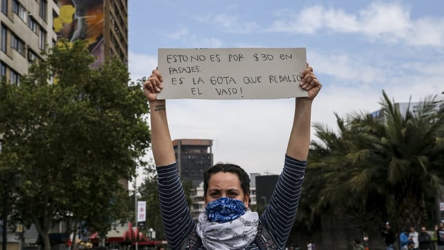 Eine Demonstrantin mit einem Karton-Schild Eine Demonstrantin mit einem Karton-Schild