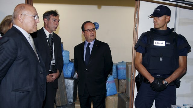 Frankreichs Präsident spricht mit Drogenfahndern nach dem Fund von 7 Tonnen Cannabis. Frankreichs Präsident spricht mit Drogenfahndern nach dem Fund von 7 Tonnen Cannabis.