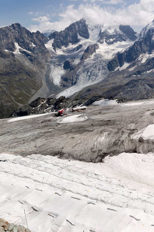 Abdeckplanen schützen den Corvatschgletscher im Oberengadin vor der Schmelze. (Archivbild von 2011) Abdeckplanen schützen den Corvatschgletscher im Oberengadin vor der Schmelze. (Archivbild von 2011)