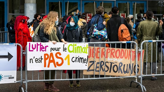 Zum Prozessauftakt im Mai versammelten sich mehrere Menschen zu einer erneuten kleinen Demonstration. Zum Prozessauftakt im Mai versammelten sich mehrere Menschen zu einer erneuten kleinen Demonstration.