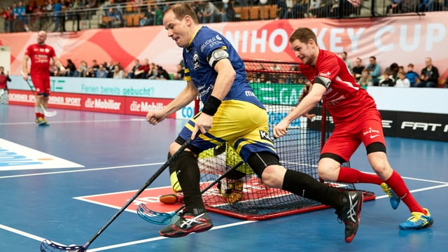 Dus unihockeyans en acziuns sin il plaz Dus unihockeyans en acziuns sin il plaz