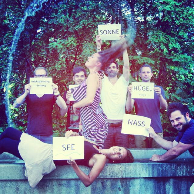Die SRF 3 Crew stellte das Siegerbild vor dem Studio nach. Die SRF 3 Crew stellte das Siegerbild vor dem Studio nach.