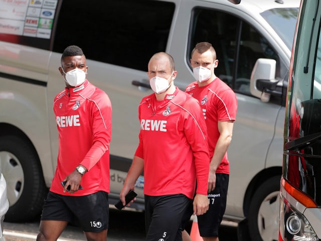 Spieler des 1. FC Köln mit Gesichtsmaske.