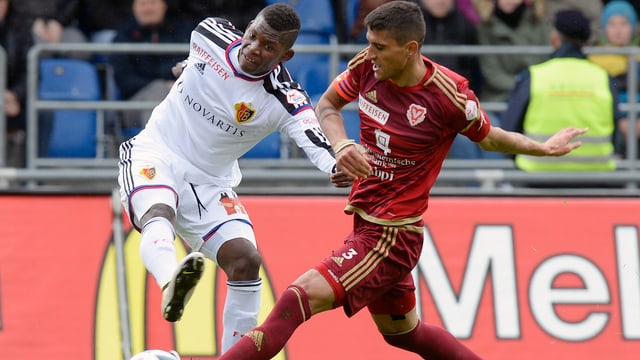 Zweikampf zwischen Breel Embolo und Simone Grippo. Zweikampf zwischen Breel Embolo und Simone Grippo.