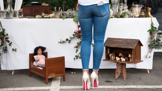 Frau an einem Stand der Feckerchilbi. Frau an einem Stand der Feckerchilbi.