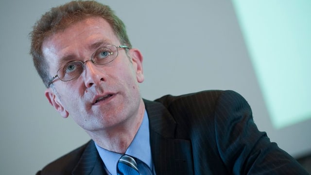 Regierungsrat Christoph Neuhaus erklärt, wie es zu den Mehrkosten kam (26.2.2015)