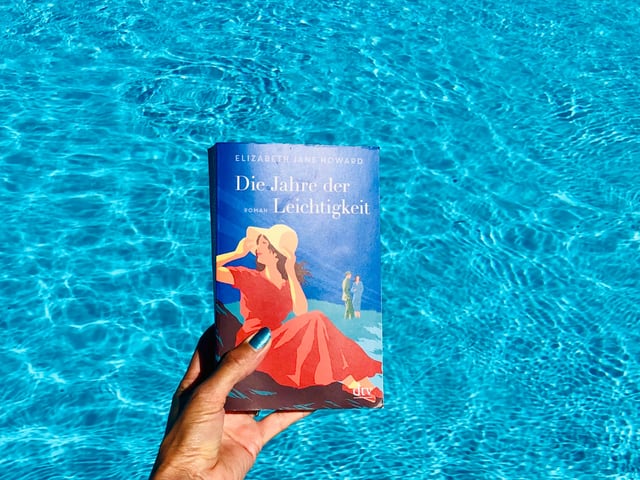 «Die Jahre der Leichtigkeit» von Elizabeth Jane Howard vor leuchtend blauem Wasser «Die Jahre der Leichtigkeit» von Elizabeth Jane Howard vor leuchtend blauem Wasser