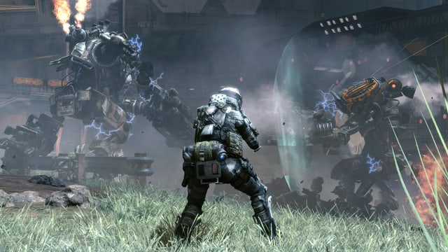 Ein Pilot auf sicherer Distanz zu einem Titan-Duell. Ein Pilot auf sicherer Distanz zu einem Titan-Duell.