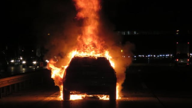 Ein Auto brennt auf der A1. Ein Auto brennt auf der A1.