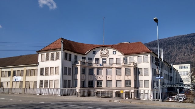 Ein Gebäude mit Uhr von aussen Ein Gebäude mit Uhr von aussen