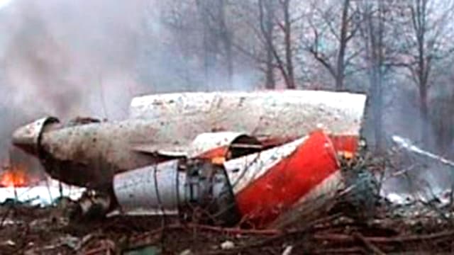 Brennendes und rauchendes Flugzeug-Wrack im russischen Smolensk. Brennendes und rauchendes Flugzeug-Wrack im russischen Smolensk.