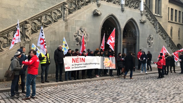 Die Demonstrierenden mit einem Transparent. Die Demonstrierenden mit einem Transparent.