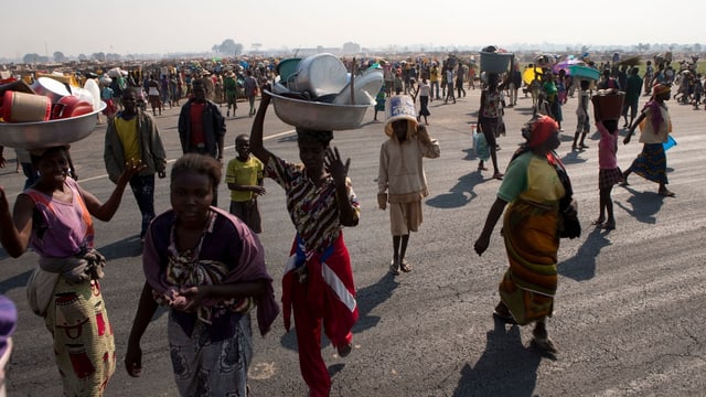 Zahlreiche Flüchtlinge, vor allem Frauen und Kinder, beim Mpoko Airport in der Hauptstadt Bangui. Zahlreiche Flüchtlinge, vor allem Frauen und Kinder, beim Mpoko Airport in der Hauptstadt Bangui.
