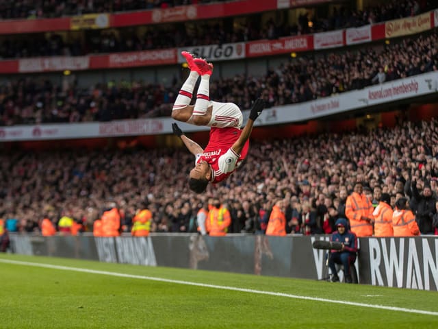 Pierre-Emerick Aubameyang macht einen Salto.