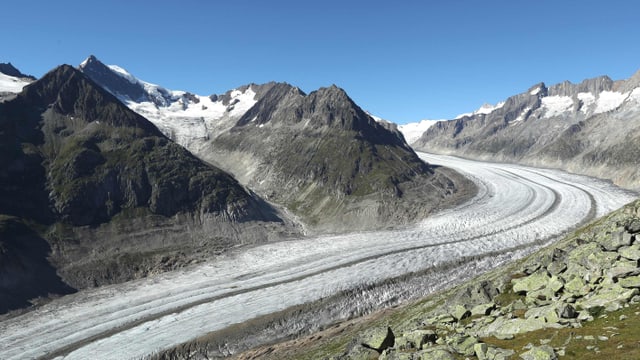 Blick von oben auf einen Gletscher und Berge. Blick von oben auf einen Gletscher und Berge.