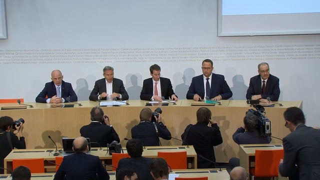 Medienkonferenz mit fünf Personen an den Mikrofonen. Medienkonferenz mit fünf Personen an den Mikrofonen.