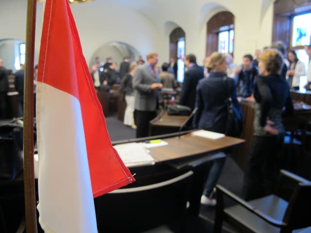 Solothurner Fahne auf einem Pult im Ratssaal, daneben Politiker Solothurner Fahne auf einem Pult im Ratssaal, daneben Politiker