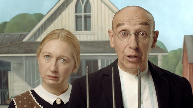 Die Porträtieren des Gemäldes "American Gothic" blicken verdutzt in die Kamera. Die Porträtieren des Gemäldes "American Gothic" blicken verdutzt in die Kamera.