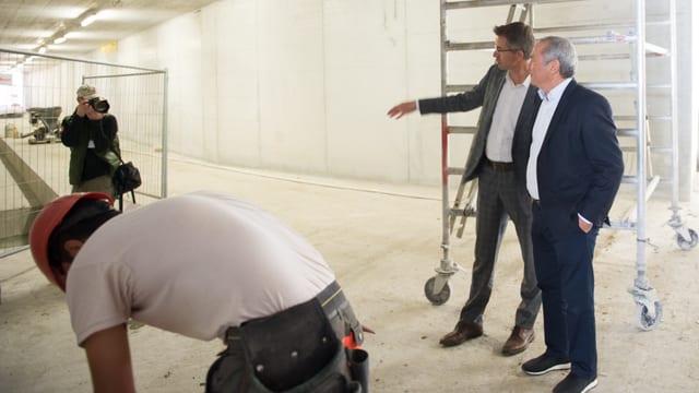 L'investider Samih Swiris è fitg interessà da vesair co las lavurs progredeschan. L'investider Samih Swiris è fitg interessà da vesair co las lavurs progredeschan.