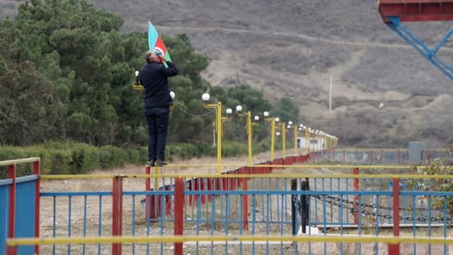 Ein Mann küsst eine Flagge Ein Mann küsst eine Flagge