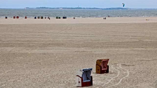 Leere Strandkörbe auf der Nordseeinsel Amrum. Leere Strandkörbe auf der Nordseeinsel Amrum.