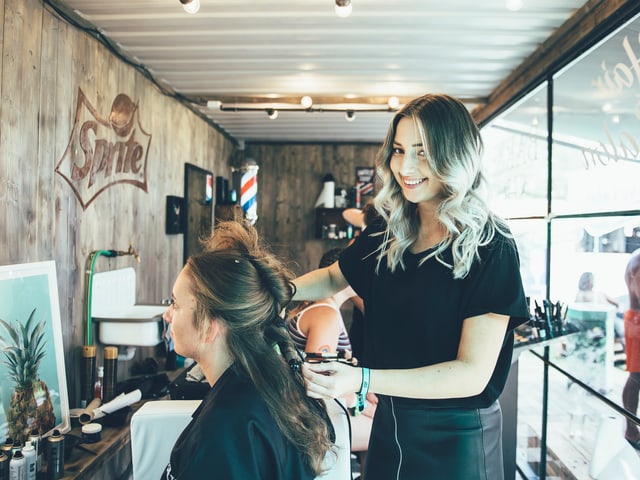 Ein Löckli ums Andere: Coiffeuse Diana (21) hat viel Arbeit. Ein Löckli ums Andere: Coiffeuse Diana (21) hat viel Arbeit.