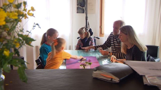 Familie am Tisch Familie am Tisch