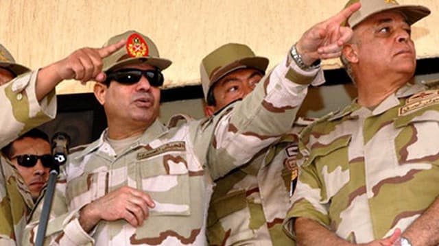 al-Sisi zeigt mit Finger nach links. al-Sisi zeigt mit Finger nach links.