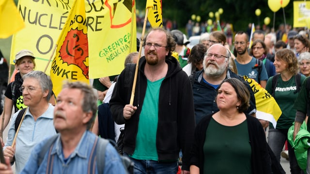 Demonstranten wandern in Richtung Beznau. Demonstranten wandern in Richtung Beznau.