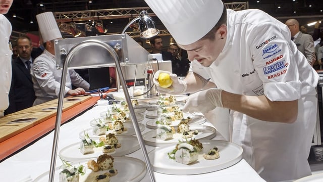 Der Koch Mario Garcia bereitet für die Jury des «Bocuse d'Or Suisse 2018» die Speisen zu. Der Koch Mario Garcia bereitet für die Jury des «Bocuse d'Or Suisse 2018» die Speisen zu.
