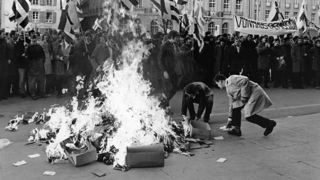 Ein Feuer auf dem Bundesplatz während einer Kundgebung Ein Feuer auf dem Bundesplatz während einer Kundgebung
