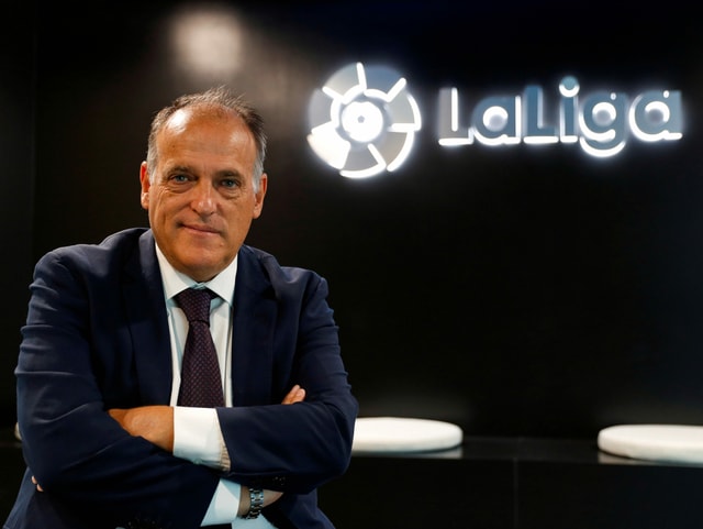 Javier Tebas steht da mit verschränkten Armen. Javier Tebas steht da mit verschränkten Armen.