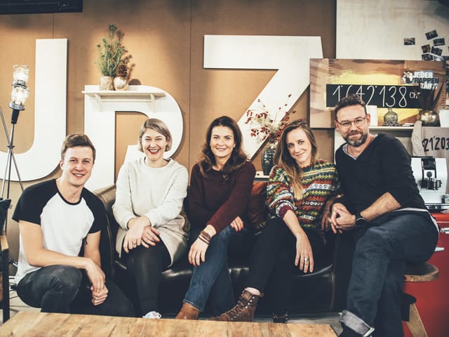 Glasbox-Gruppenbild mit Sängerin Anna Känzig (Zweite von rechts).