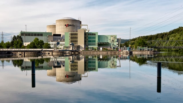 AKW Beznau mit Schriftzug Axpo, Wasseroberfläche im Vordergrund. AKW Beznau mit Schriftzug Axpo, Wasseroberfläche im Vordergrund.