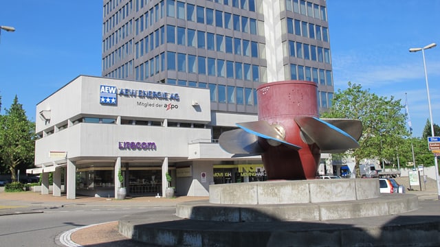 Eingang zum Hochhaus der AEW Energie AG beim Turbinien-Kreisel in Aarau. Eingang zum Hochhaus der AEW Energie AG beim Turbinien-Kreisel in Aarau.