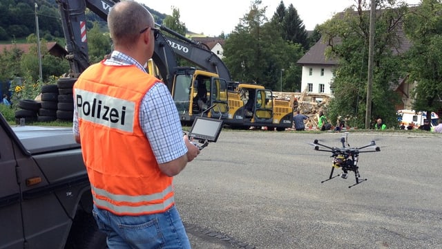 Ein Polizist mit einer Drohne. Ein Polizist mit einer Drohne.