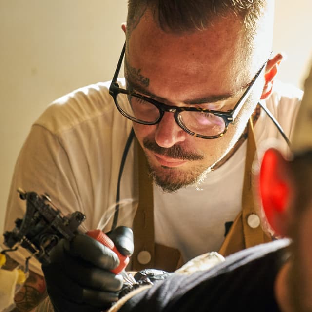 Mann sticht Tattoo Mann sticht Tattoo
