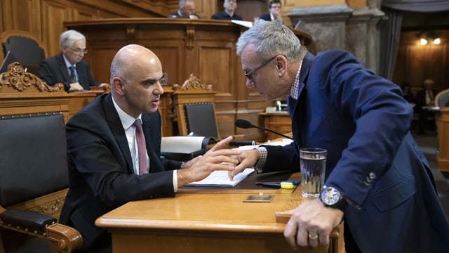 Zwei Männer in Anzug sprechen miteinander. Zwei Männer in Anzug sprechen miteinander.