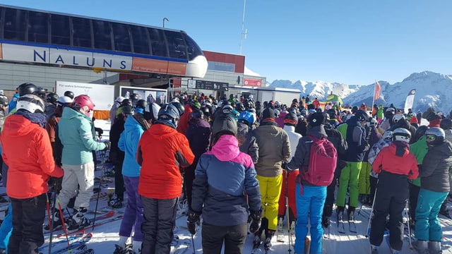 Skifahrer stehen an beim Skilift Naluns in Scuol Skifahrer stehen an beim Skilift Naluns in Scuol