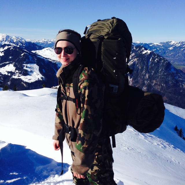 Lara mit Militärgepäck Lara mit Militärgepäck