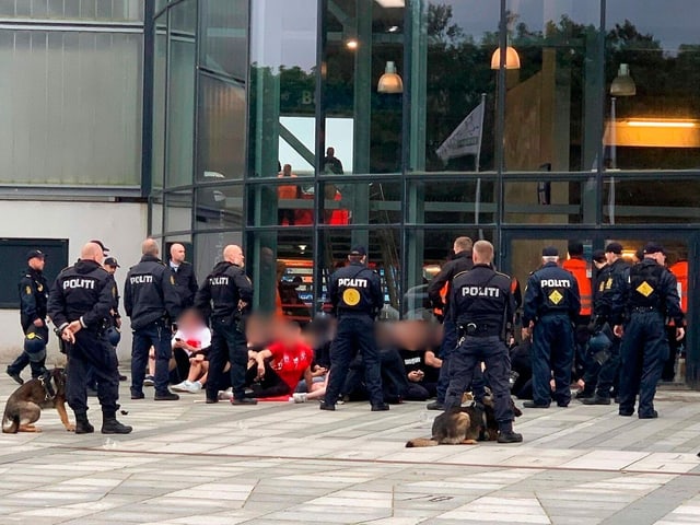Aalborg-Fans und Polizisten vor dem Stadion. Aalborg-Fans und Polizisten vor dem Stadion.